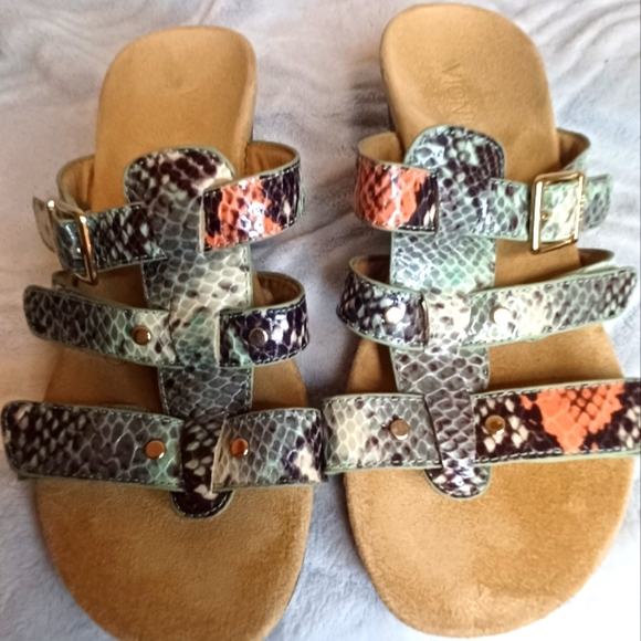 Vionic snake skin wedge sandals in like new condition size 7....retail $139 - Picture 1 of 5